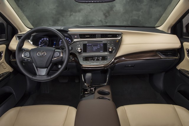 Toyota Avalon 2013-14.jpg